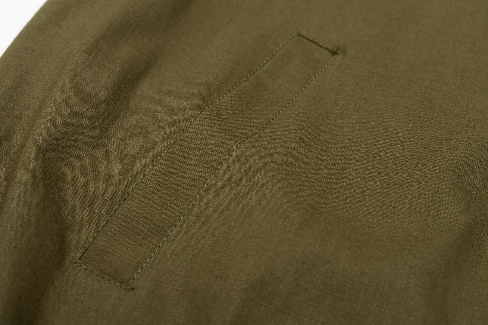 140 Carhartt Wip FW 26 early autumn jacket Carhartt FW 26 still performs stably. The new casual jacket is invincible! Still short and wide style, dropped shoulders design, light material, nylon lining inside, loose armholes, spliced ​​corduroy collar, dark plaid pattern throughout, full of texture💯 Versatile is suitable for commuting and travel in various scenarios👍🏻 Pairing the lower body with overalls/straight casual pants/jeans of the same color is also a good choice! Style number: ST 012# Color: Black Green Size: S-2XL